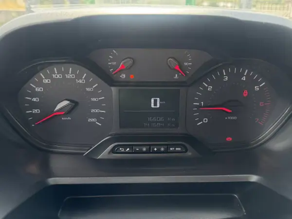 Peugeot Partner 2019 - 12990 EUR, 141000 km - AUTO.MOTO.pt - 141000km - foto 21 de 30