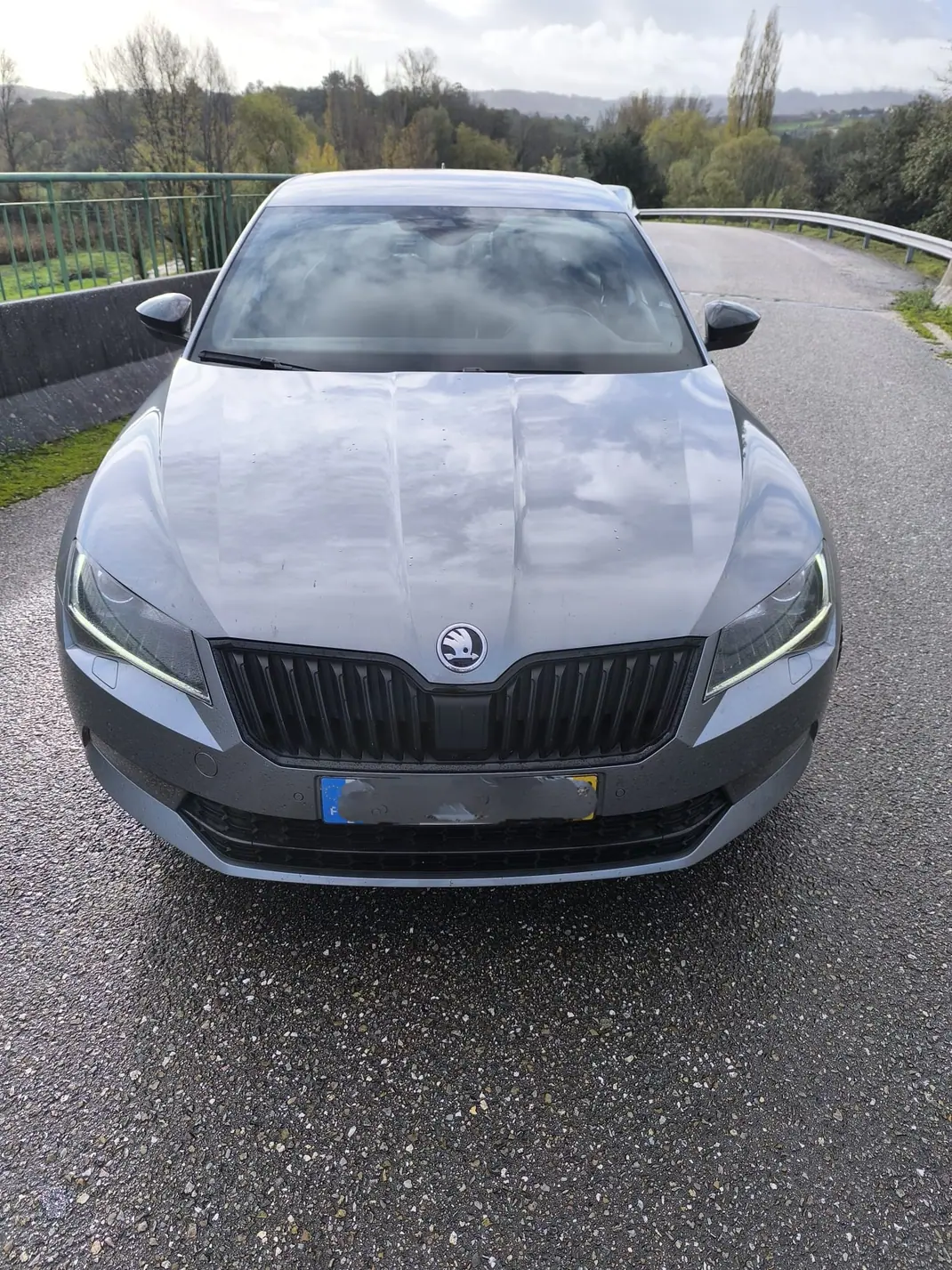 Skoda Superb 2018 - 21990 EUR, 100000 km - AUTO.MOTO.pt - 100000km - foto 4 de 15
