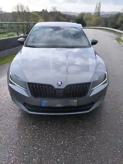 Skoda Superb 2018 - 21990 EUR, 100000 km - AUTO.MOTO.pt - 100000km - foto 4 de 15
