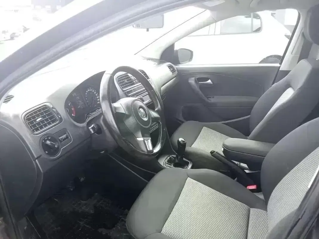 Volkswagen Polo 2010 - 6900 EUR, 167587 km - AUTO.MOTO.pt - 167587km - foto 11 de 13