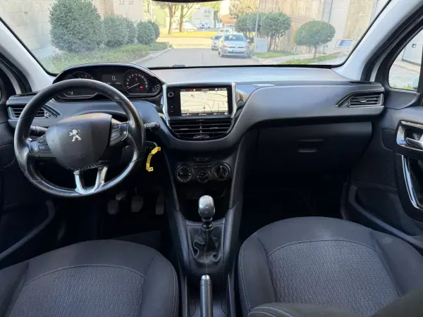 Peugeot 208 2018 - 9450 EUR, 128000 km - AUTO.MOTO.pt - 128000km - foto 10 de 14