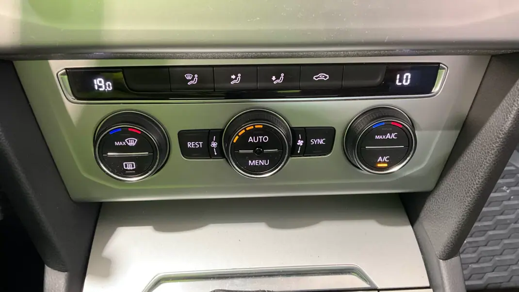 Volkswagen Passat 2015 - 14999 EUR, 99421 km - AUTO.MOTO.pt - 99421km - foto 6 de 7