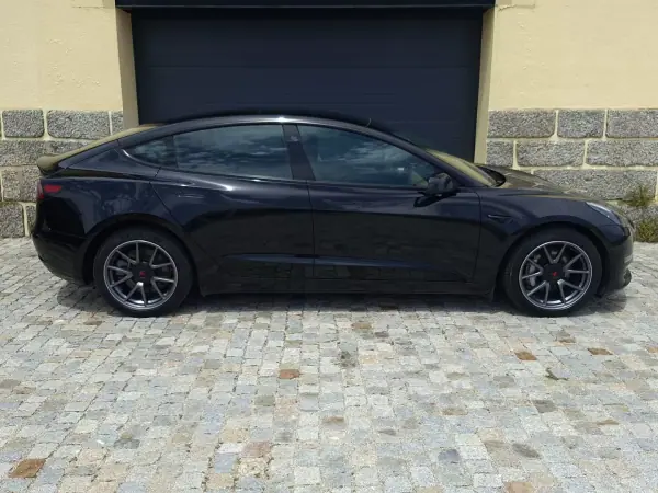Tesla Model 3 2022 - 32490 EUR, 88297 km - AUTO.MOTO.pt - 88297km - foto 4 de 19