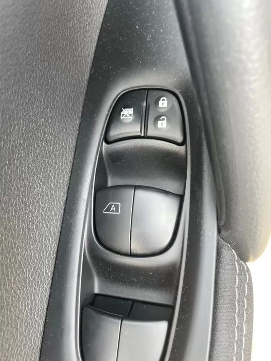 Nissan Qashqai 2017 - 16900 EUR, 127274 km - AUTO.MOTO.pt - 127274km - foto 7 de 26
