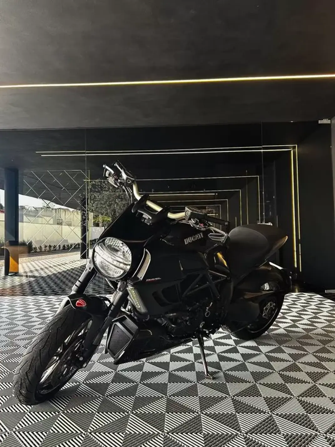 Ducati Diavel 2011 - 9750 EUR, 39000 km - AUTO.MOTO.pt - 39000km - foto 1 de 14