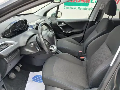 Peugeot 208 2017 - 7950 EUR, 104781 km - AUTO.MOTO.pt - 104781km - foto 14 de 26