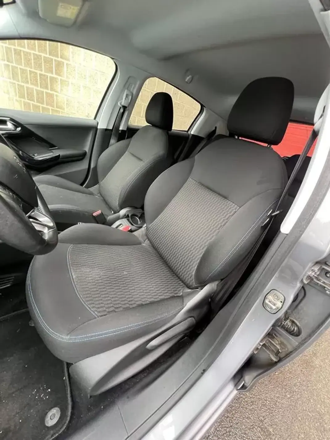 Peugeot 208 2019 - 7990 EUR, 135015 km - AUTO.MOTO.pt - 135015km - foto 10 de 12