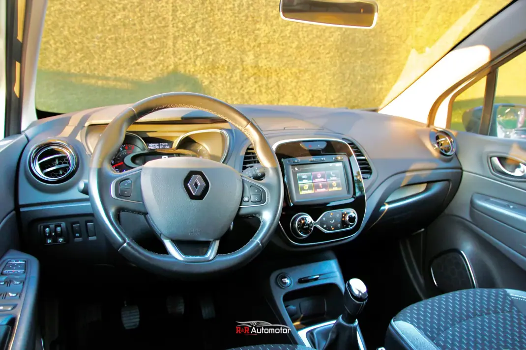 Renault Captur 2019 - 14800 EUR, 98000 km - AUTO.MOTO.pt - 98000km - foto 3 de 27
