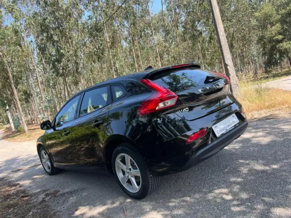 Volvo V40 2017 - 15900 EUR, 120000 km - AUTO.MOTO.pt - 120000km - foto 4 de 39