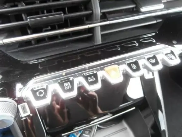 Peugeot e-208 2021 - 18000 EUR, 85265 km - AUTO.MOTO.pt - 85265km - foto 20 de 40