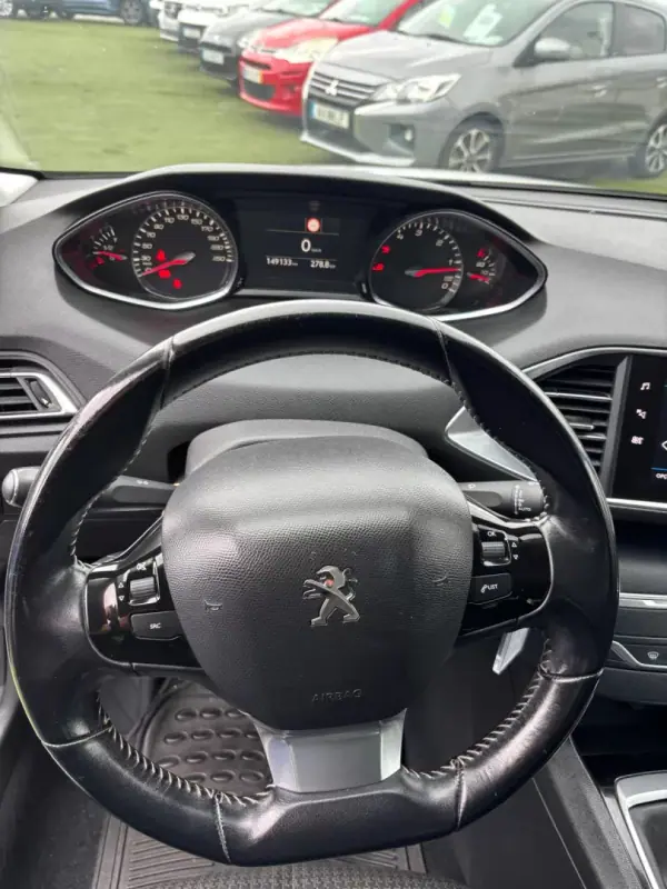 Peugeot 308 2018 - 15990 EUR, 149065 km - AUTO.MOTO.pt - 149065km - foto 9 de 14