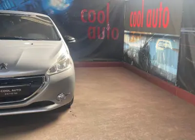 Peugeot 208 2013 - 6999 EUR, 195000 km - AUTO.MOTO.pt - 195000km - foto 11 de 35