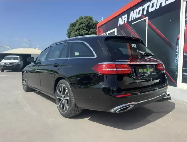 Mercedes-Benz E 300 2020 - 31947 EUR, 131000 km - AUTO.MOTO.pt - 131000km - foto 6 de 20