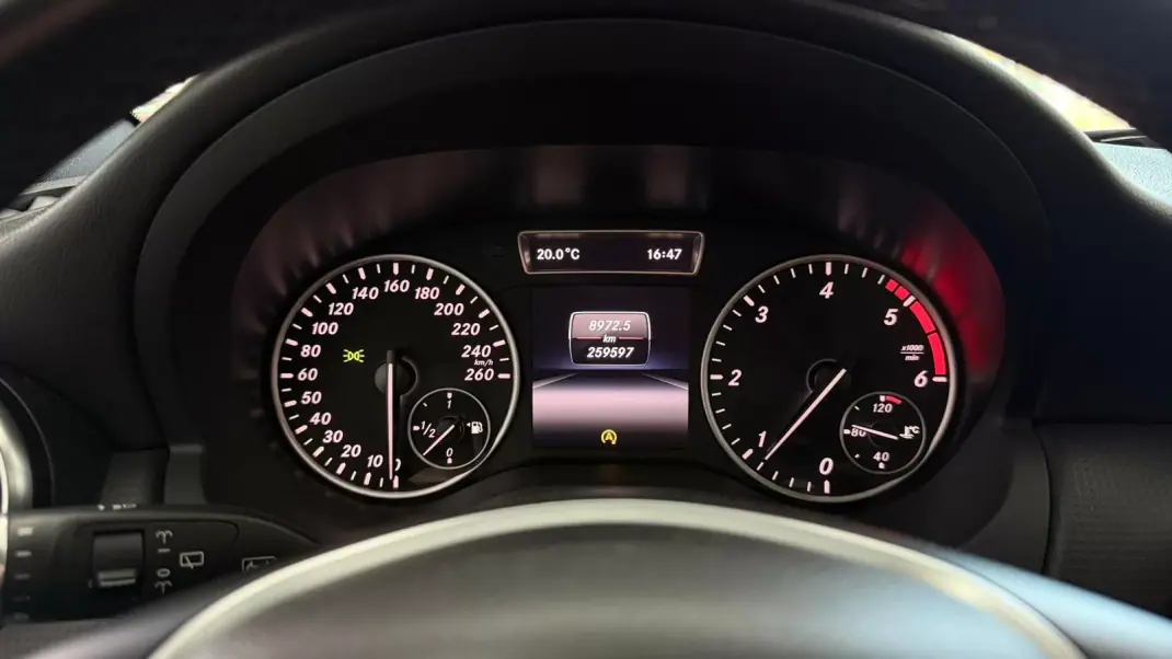 Mercedes-Benz A 180 2014 - 13990 EUR, 259250 km - AUTO.MOTO.pt - 259250km - foto 23 de 29