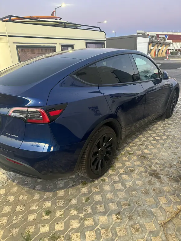 Tesla Model Y 2023 - 43490 EUR, 25000 km - AUTO.MOTO.pt - 25000km - foto 3 de 12