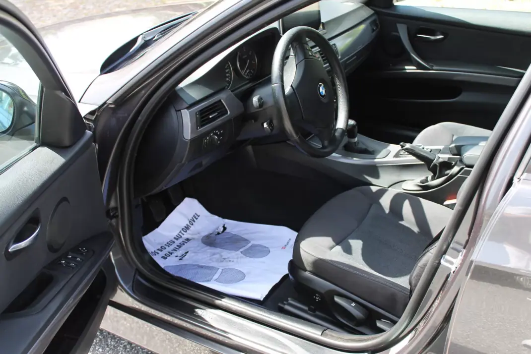 BMW 320 2008 - 8990 EUR, 338000 km - AUTO.MOTO.pt - 338000km - foto 17 de 35