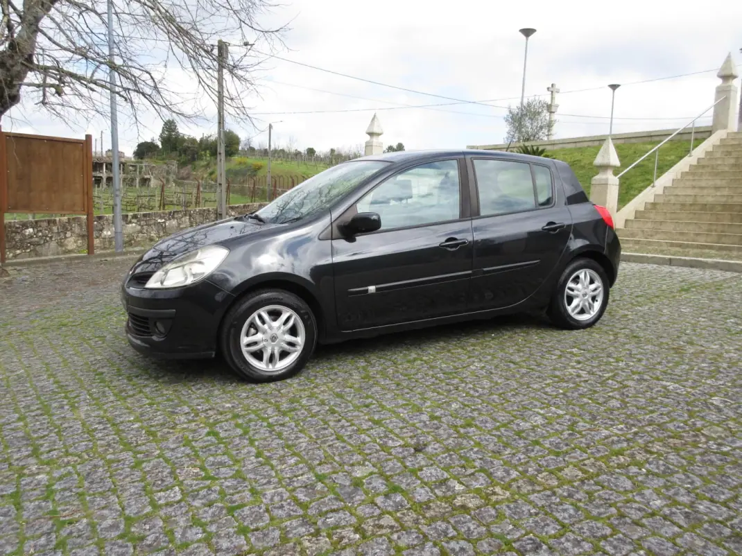 Renault Clio 2006 - 3990 EUR, 249000 km - AUTO.MOTO.pt - 249000km - foto 4 de 38