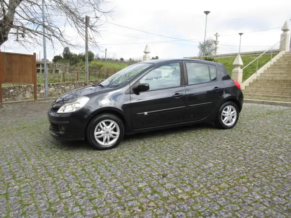 Renault Clio 2006 - 3990 EUR, 249000 km - AUTO.MOTO.pt - 249000km - foto 4 de 38