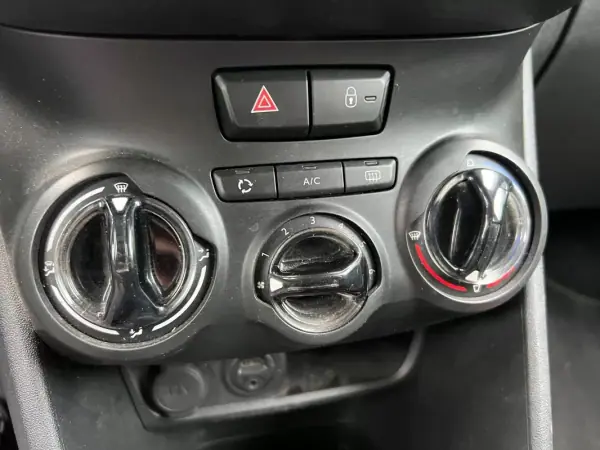 Peugeot 208 2017 - 8550 EUR, 102499 km - AUTO.MOTO.pt - 102499km - foto 8 de 10