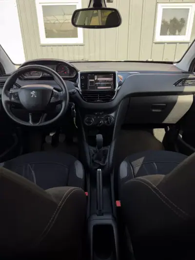 Peugeot 208 2012 - 6900 EUR, 99000 km - AUTO.MOTO.pt - 99000km - foto 8 de 12
