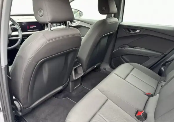 Audi Q4 e-tron 2021 - 24500 EUR, 42000 km - AUTO.MOTO.pt - 42000km - foto 11 de 13