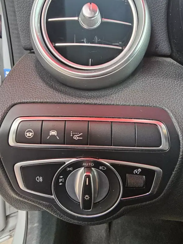 Mercedes-Benz C 300 2020 - 20999 EUR, 207000 km - AUTO.MOTO.pt - 207000km - foto 14 de 22