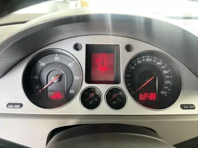Volkswagen Passat Variant 2008 - 8900 EUR, 221737 km - AUTO.MOTO.pt - 221737km - foto 11 de 24