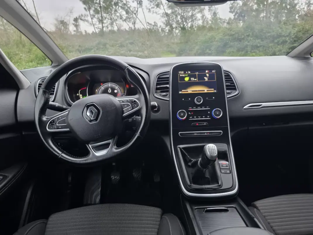 Renault Grand Scénic 2017 - 12750 EUR, 320000 km - AUTO.MOTO.pt - 320000km - foto 35 de 40