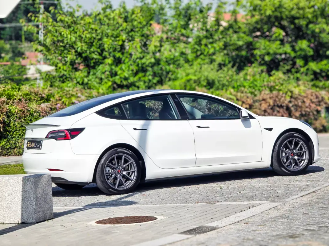 Tesla Model 3 2021 - 24990 EUR, 113300 km - AUTO.MOTO.pt - 113300km - foto 25 de 26