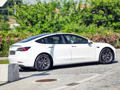 Tesla Model 3 2021 - 24990 EUR, 113300 km - AUTO.MOTO.pt - 113300km - foto 25 de 26