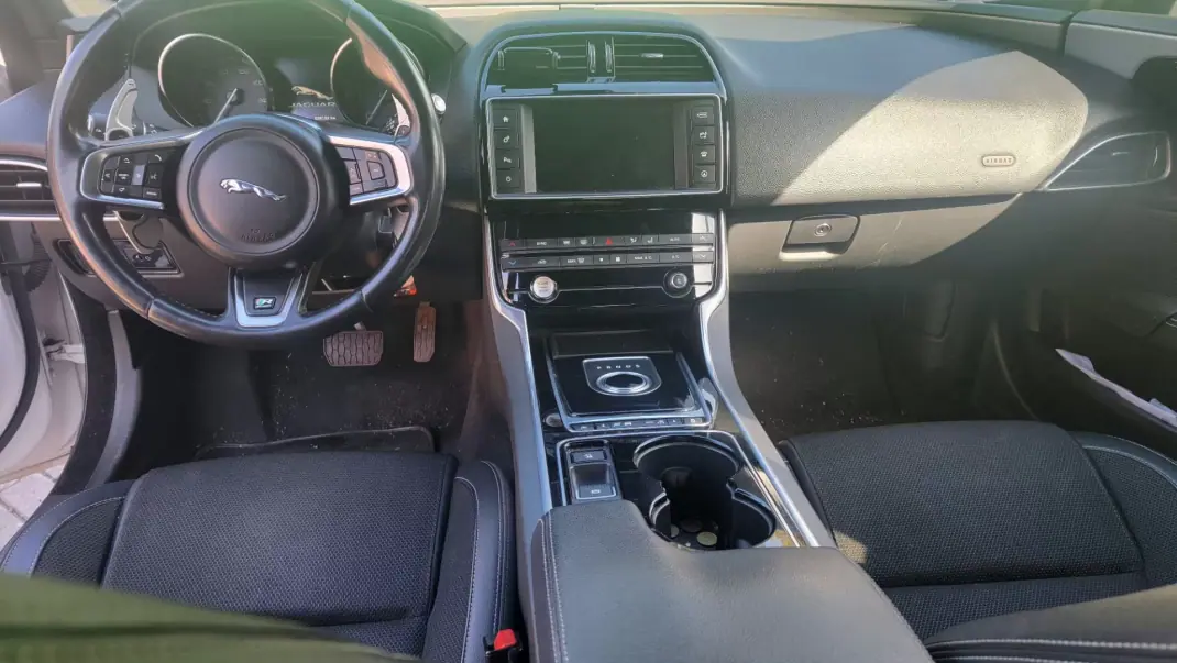 Jaguar XE 2016 - 17990 EUR, 220000 km - AUTO.MOTO.pt - 220000km - foto 7 de 12