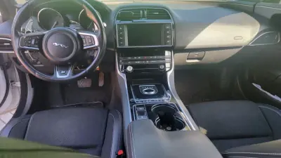 Jaguar XE 2016 - 17990 EUR, 220000 km - AUTO.MOTO.pt - 220000km - foto 7 de 12