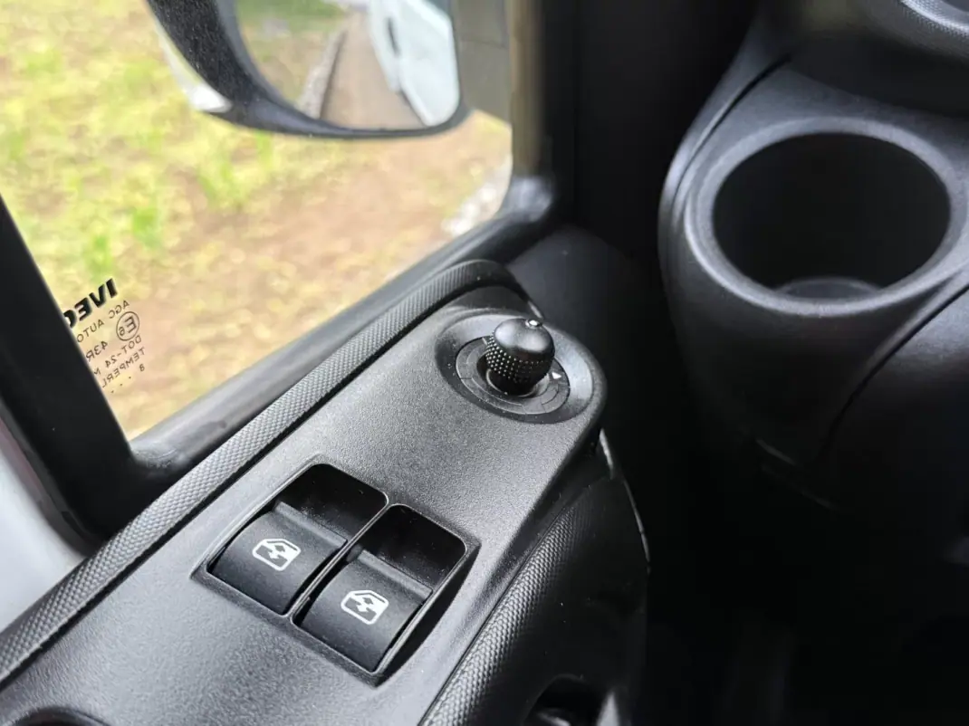 Iveco DAILY 35-140 CONTENTOR E PLATAFORMA 2018 - 29990 EUR, 81000 km - AUTO.MOTO.pt - 81000km - foto 17 de 28