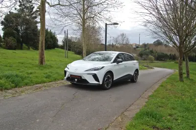 MG MG4 2023 - 14500km