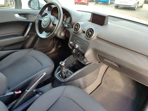 Audi A1 2010 - 11990 EUR, 196000 km - AUTO.MOTO.pt - 196000km - foto 11 de 17