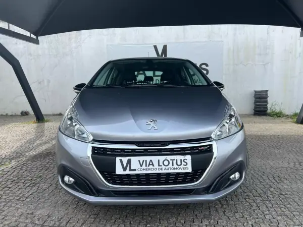 Peugeot 208 2018 - 13500 EUR, 41987 km - AUTO.MOTO.pt - 41987km - foto 2 de 18