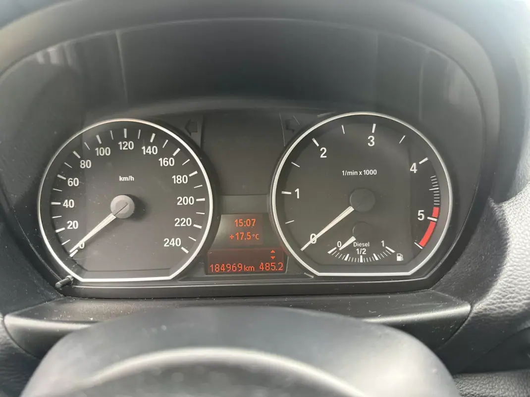 BMW 118 2009 - 8900 EUR, 184000 km - AUTO.MOTO.pt - 184000km - foto 33 de 55
