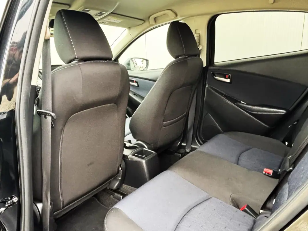 Mazda 2 2015 - 11500 EUR, 75000 km - AUTO.MOTO.pt - 75000km - foto 14 de 33