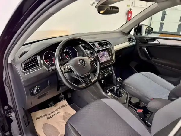 Volkswagen Tiguan 2017 - 17750 EUR, 120000 km - AUTO.MOTO.pt - 120000km - foto 23 de 50