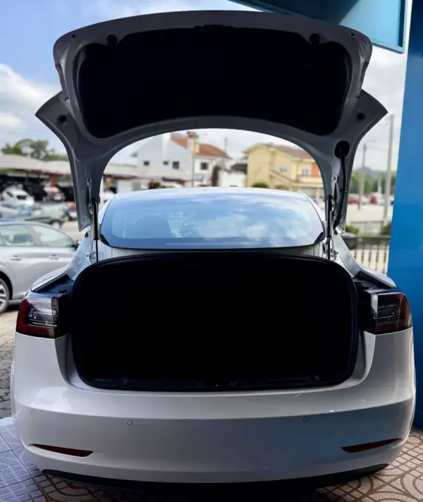 Tesla Model 3 2020 - 27950 EUR, 97000 km - AUTO.MOTO.pt - 97000km - foto 24 de 26