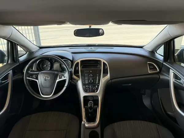 Opel Astra 2011 - 6450 EUR, 250730 km - AUTO.MOTO.pt - 250730km - foto 16 de 26