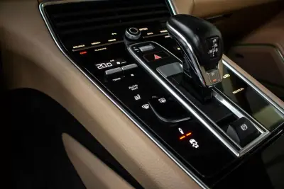 Porsche Panamera 2022 - 99950 EUR, 92267 km - AUTO.MOTO.pt - 92267km - foto 23 de 49