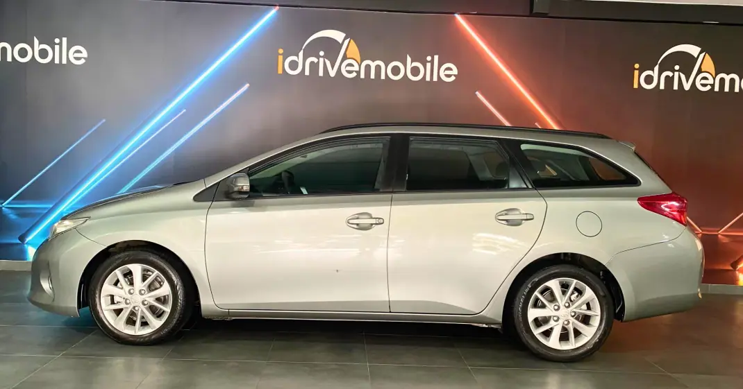 Toyota Auris Touring Sports 2015 - 11500 EUR, 139900 km - 139900km - foto 7 de 17