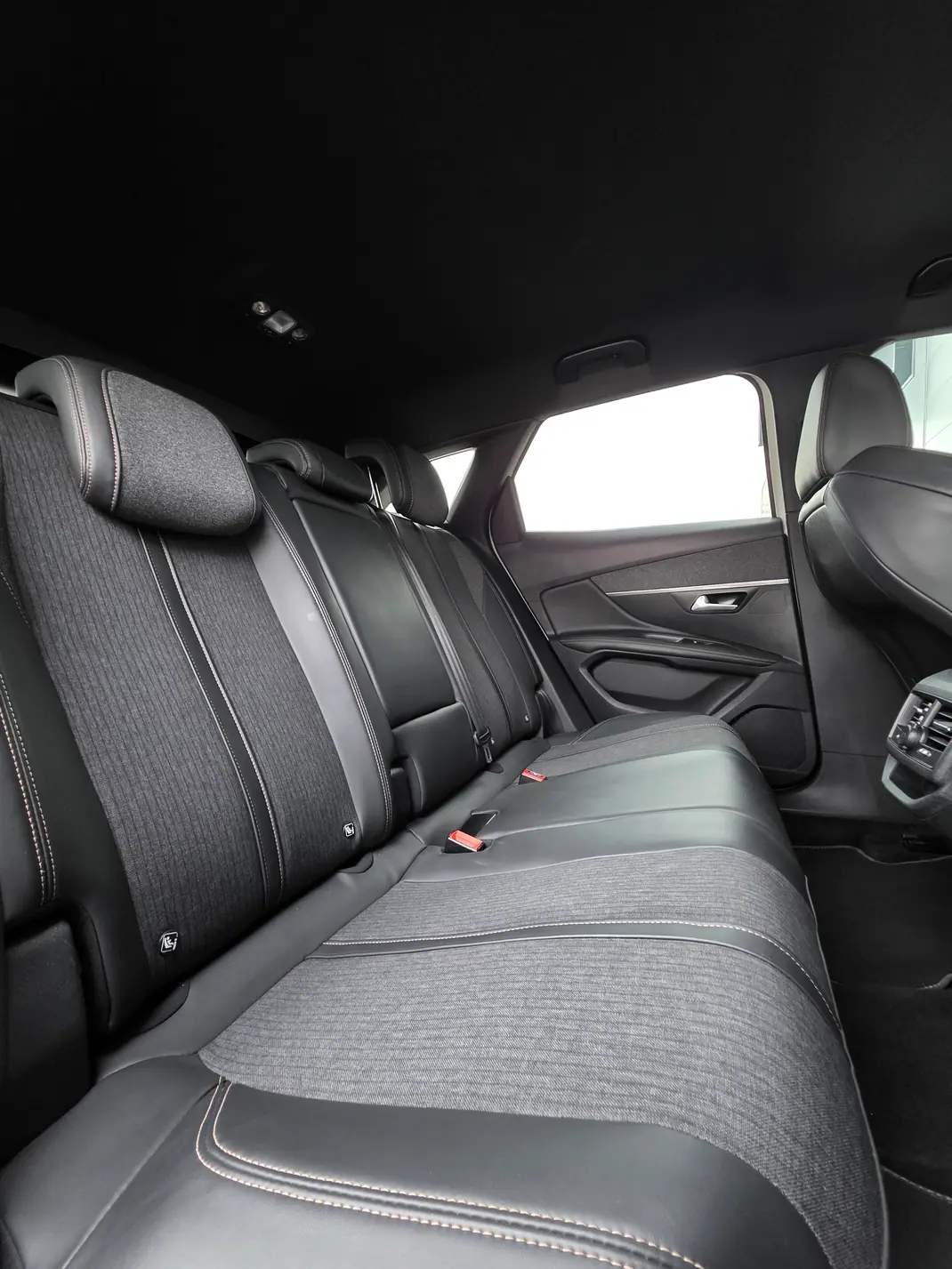 Peugeot 3008 2018 - 22290 EUR, 95000 km - AUTO.MOTO.pt - 95000km - foto 10 de 10