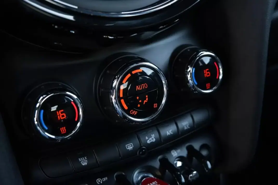 MINI One 2016 - 21500 EUR, 112000 km - AUTO.MOTO.pt - 112000km - foto 26 de 34