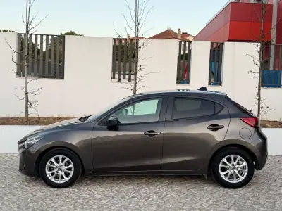 Mazda 2 2015 - 11950 EUR, 60000 km - 60000km - foto 4 de 27