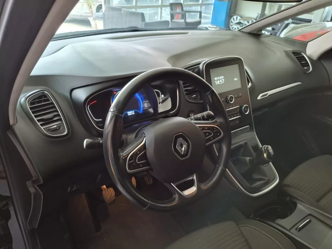 Renault Grand Scénic 2019 - 16700 EUR, 173000 km - AUTO.MOTO.pt - 173000km - foto 10 de 18