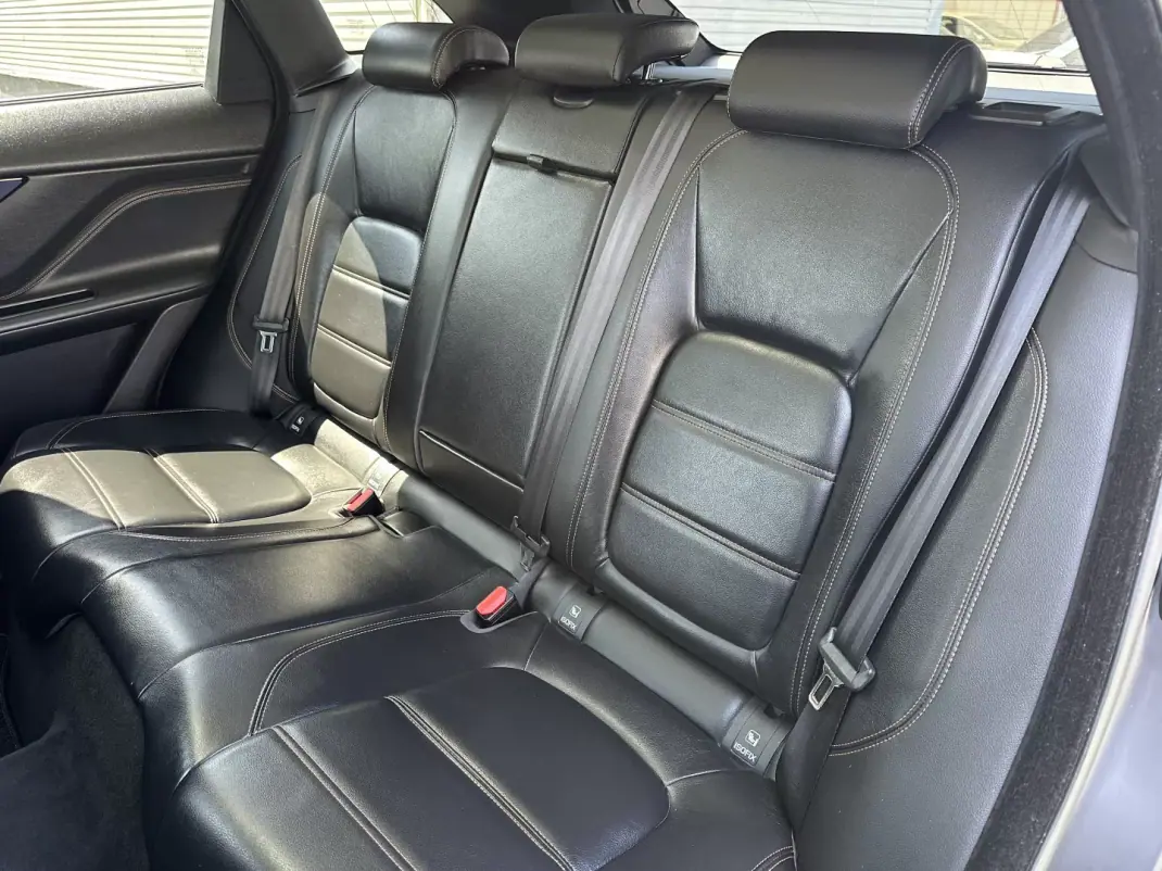 Jaguar F-Pace 2018 - 22500 EUR, 146000 km - 146000km - foto 36 de 69