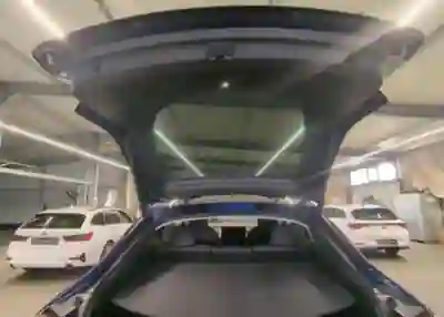 Tesla Model Y 2023 - 43490 EUR, 25000 km - AUTO.MOTO.pt - 25000km - foto 9 de 12