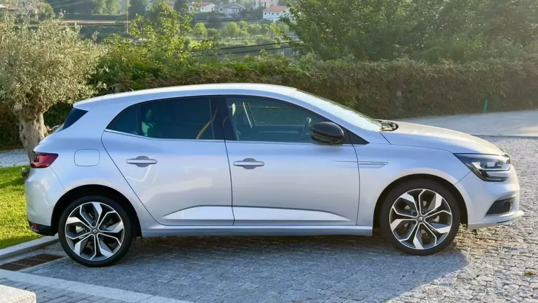 Renault Mégane 2019 - 14999 EUR, 99500 km - AUTO.MOTO.pt - 99500km - foto 8 de 20
